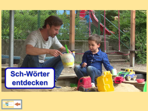 Screenshot: Junger Vater mit Sohn in der Sandkiste beim Entdecken von Sch-Wörtern wie der Schaufel; Sprachforscher-App von LIFEtool